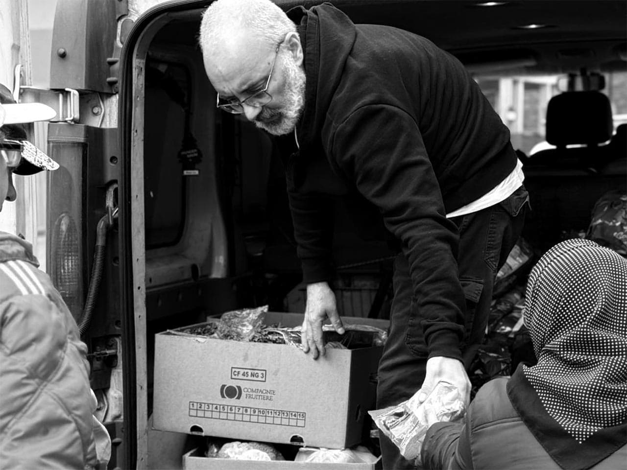 Un copil ținând de mână un adult.